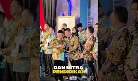 Embedded thumbnail for Gubernur Hidayat Arsani Terima Penghargaan Bidang Pendidikan